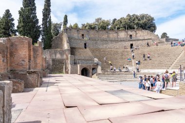 İtalya 'nın Pompeii kentindeki bir amfi tiyatronun yenilenmiş sahnesi.