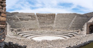 Pompeii, İtalya 'da boş bir amfi tiyatronun panorama fotoğrafı