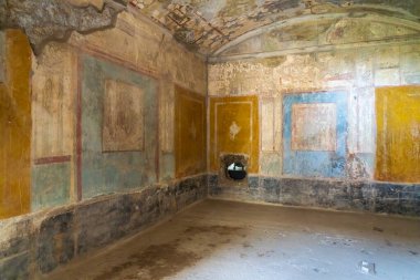 İtalya 'nın kül yüklü Pompeii kentindeki birkaç binadan birindeki orijinal duvar resimleri hâlâ sağlam.