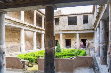İtalya 'nın kül yüklü Pompeii kentindeki birkaç binanın yenilenmiş avlusu hâlâ tamamen sağlam.