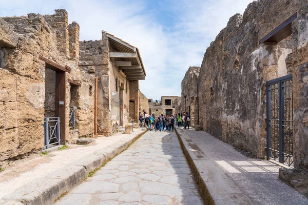 Bu kısmen restore edilmiş evler, Vezüv volkanı patlamasından ve İtalya 'nın Pompei kentinin yıkımından hemen önce sokakların nasıl göründüğünün güzel bir resmini veriyor.