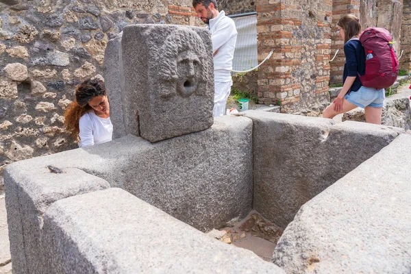 Restauradores Restaurando Una Las Antiguas Fuentes Pompeya Italia — Foto de Stock