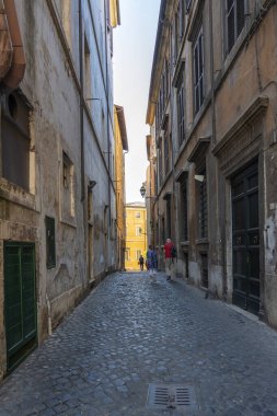 Roma, İtalya 'daki birçok dar sokaktan biri (Via della Triona di Campitelli)
