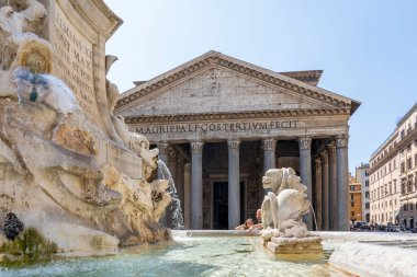 Roma 'daki Pantheon' un girişi, meydandaki çeşmeden görülüyor.
