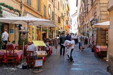 Restoranların stokları burada, Via della Paste, Roma, İtalya 'da olduğu gibi yenilendi.
