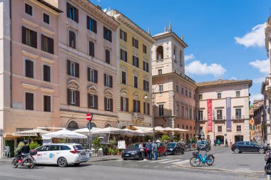 Roma, İtalya 'daki Piazza di Sant Apollinaire' de dahil olmak üzere her yerde güzel teraslar var.