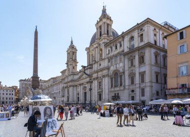 Roma, İtalya 'da Agone' daki Piazza Navona Meydanı 'ndaki güzel kilisenin önünde birçok sokak sanatçısı Sant Agnese