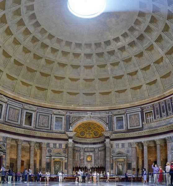 这张全景照片展示了意大利罗马万神殿穹顶的部分内部和独特的孔洞 — 图库照片