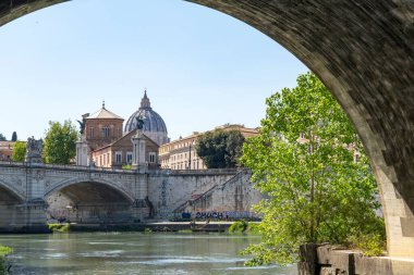 Köprünün altından bak. Ponte Umberto I, St. Angelo Köprüsü 'ndeki Tiber Nehri' nin üstünden. Arka planda İtalya, Roma 'daki Vatikan Şehri.