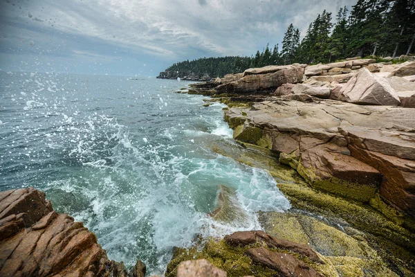 Vlny oceánu shazovat na skalnaté pobřeží acadia national park — Stock fotografie