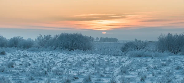 Hermoso paisaje helado de invierno al atardecer Imagen De Stock