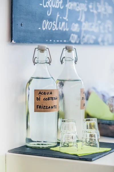 Acqua di Cortesia - бесплатная газированная вода в стеклянных бутылках — стоковое фото