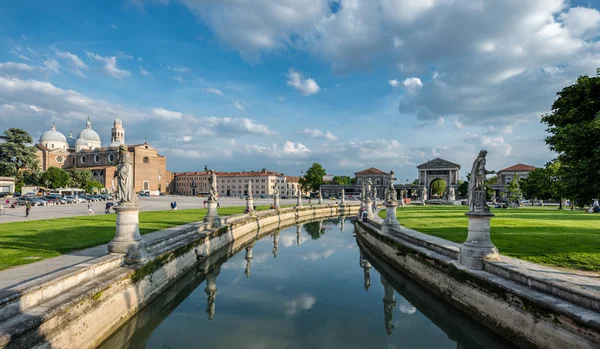 Canal con estatuas en Prato della Valle en Padua Imagen De Stock