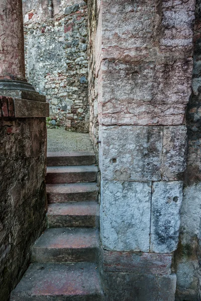 Escalones de piedra y sendero angosto por la antigua muralla Imagen De Stock
