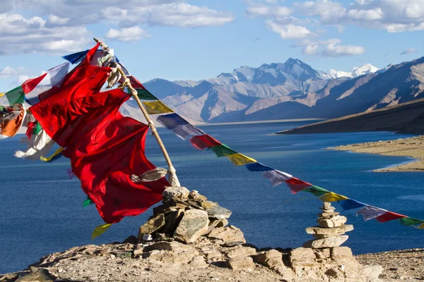 Буддийские молитвенные флаги на ветру против голубого озера, гора Лицензионные Стоковые Фото