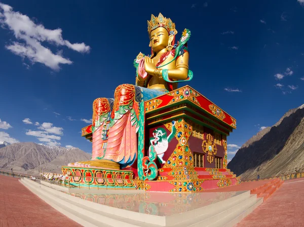 Boeddha standbeeld in nubra vallei — Stockfoto