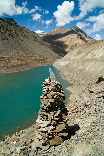 Lac de montagne avec le stupa bouddhiste au premier plan — Photo