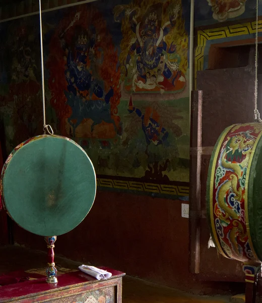 Молитовні барабанні та настінні картини в буддійському храмі — стокове фото
