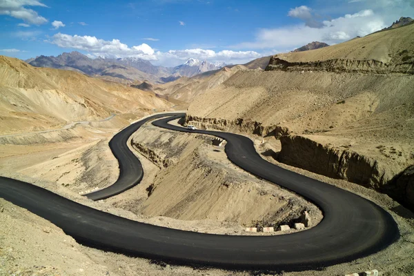 A nova estrada nas montanhas do Himalaia — Fotografia de Stock