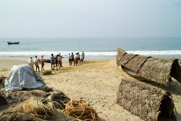 Fishermen pulling a fishing net from the Arabian Sea — Stock Photo, Image