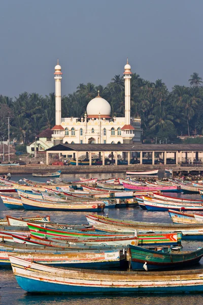 Fishing harbour with mosque in the background — Stock Photo, Image