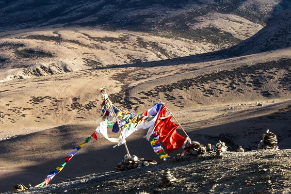 Buddhist prayer flags on the wind against the mountains on the s — Stock Photo, Image