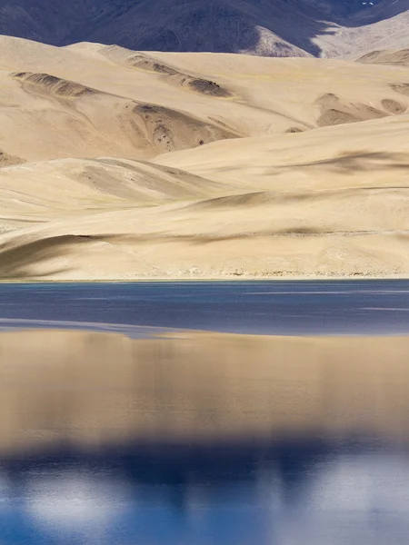 Tsomoriri horské jezero panorama hor a modrá obloha ref — Stock fotografie