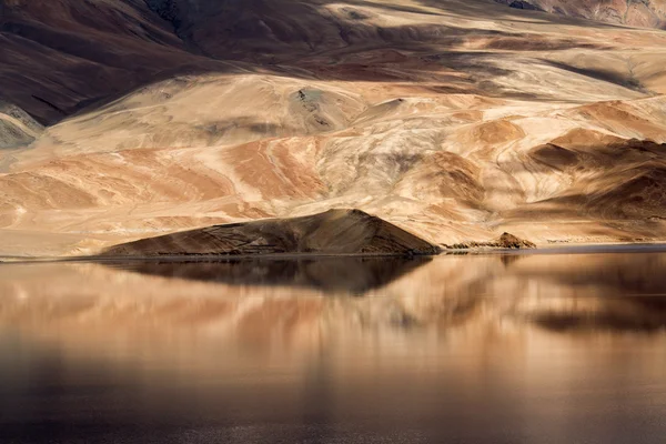 Tsomoriri mountain lake with fantastic mountains background and — Stock Photo, Image