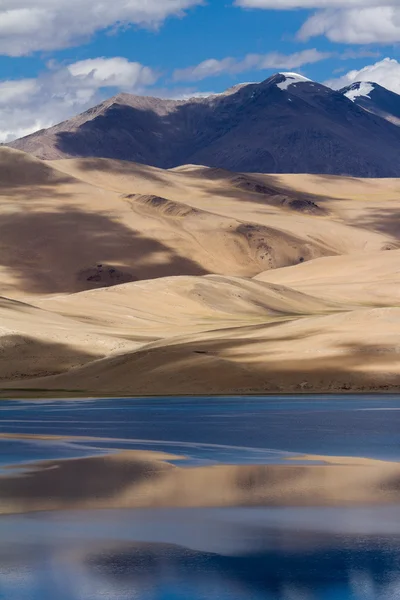 Tsomoriri mountain lake panorama with mountains and blue sky ref — Stock Photo, Image