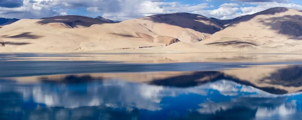 有山和蓝蓝的天空 ref tsomoriri 山湖全景 — 图库照片