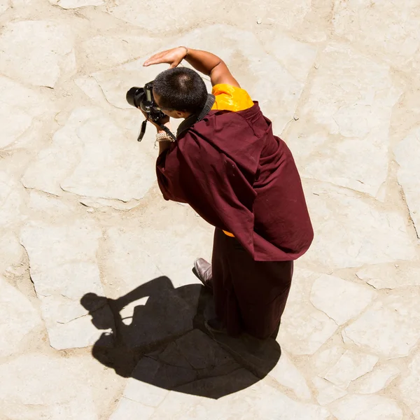 Monk photographer at mask dance festival in Hemis monastery. — Stock Photo, Image