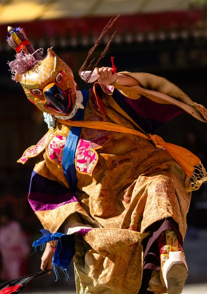 Ladakh içinde dinsel cham dans performans Maskeli dansçı — Stok fotoğraf