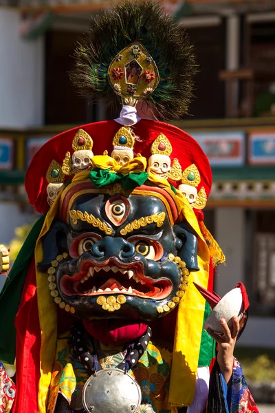 Ladakh içinde dinsel cham dans performans Maskeli dansçı — Stok fotoğraf