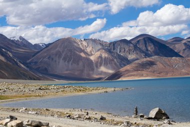 pangong tso dağ Gölü Panoraması ile Budist stupas foref içinde