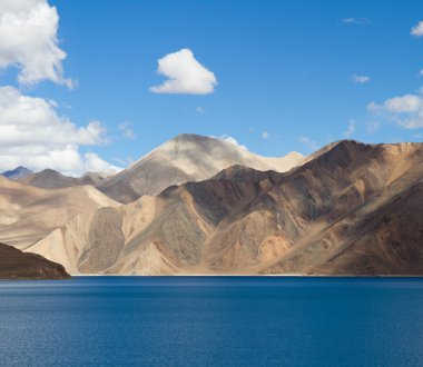 pangong tso dağ Gölü Panoraması ile dağlar ve mavi gökyüzü r