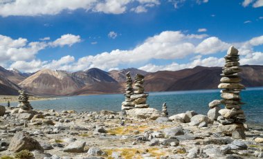 pangong tso dağ Gölü Panoraması ile Budist stupas foref içinde