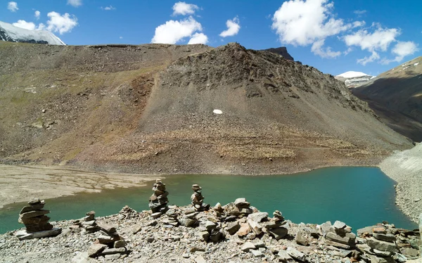 Suraj taal bergmeer met de boeddhistische stoepa op de forefron — Stockfoto