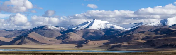 Tso Kar panorama lago montanha com montanhas e céu azul refle — Fotografia de Stock