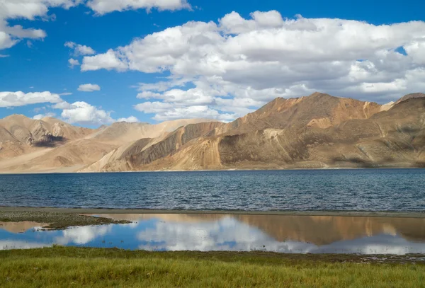 Panorama do lago Pangong Tso montanha com montanhas e céu azul r — Fotografia de Stock