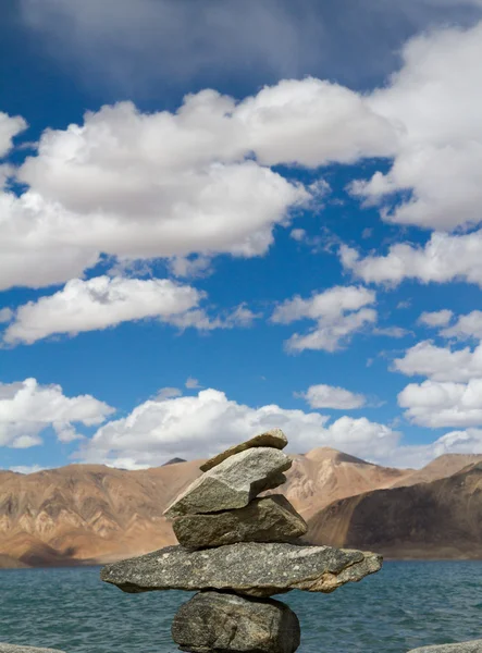 Pangong Tso mountain lake panorama with Buddhist stupas in foref — Stock Photo, Image