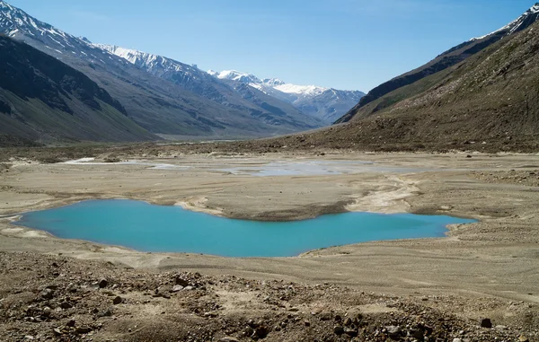 Gletsjer berg lake panorama (zanskar, india) — Stockfoto