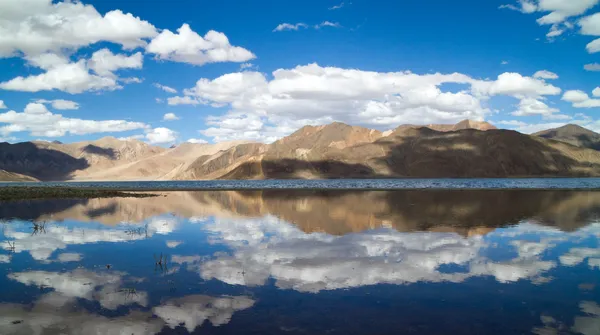 Pangong tso dağ Gölü Panoraması ile dağlar ve mavi gökyüzü r — Stok fotoğraf