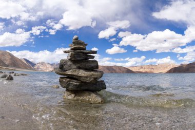 pangong tso dağ Gölü Panoraması ile Budist stupas foref içinde
