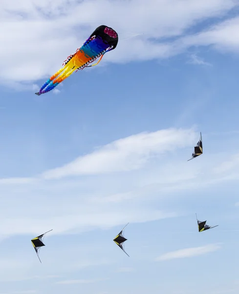 Gruppo di aquiloni colorati nel cielo blu — Foto Stock