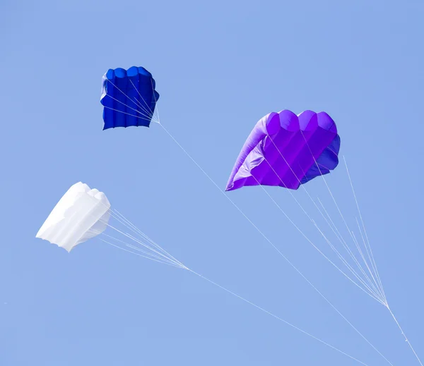 Gruppo di aquiloni colorati nel cielo blu — Foto Stock