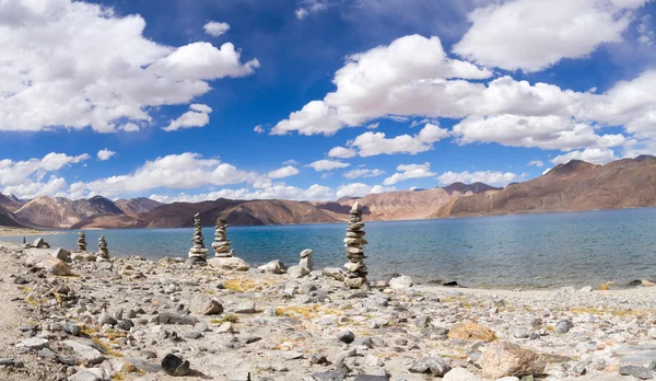 Pangong tso Bergsee-Panorama mit buddhistischen Stupas im Vorriff — Stockfoto