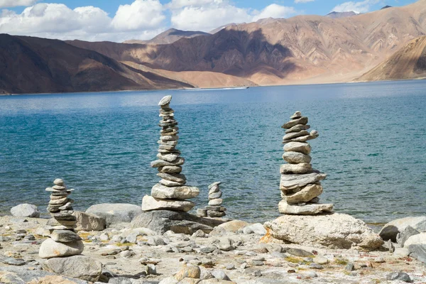 Panorama do lago de montanha Pangong Tso com stupas budistas na frente — Fotografia de Stock