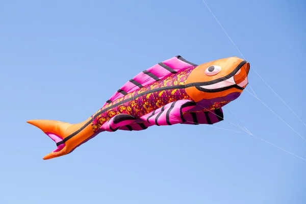 Mavi gökyüzünde büyük balık benzeri uçurtma — Stok fotoğraf