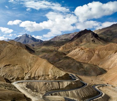 Himalaya Dağları'nda dolambaçlı yol