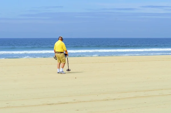 Metal detectorist on Pacific Beach — Stock Photo, Image